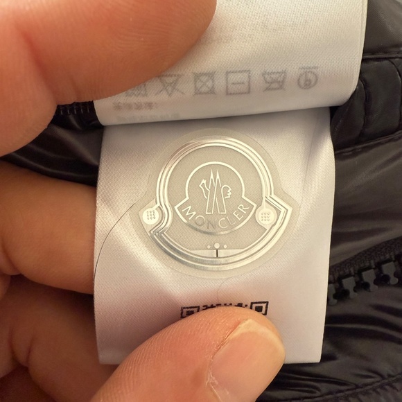 2025 Moncler Maya Sz 6 ! Mint !!!! - Picture 4 of 13